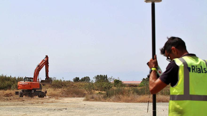 Primeros movimientos de tierra en el lugar donde estará el autocine.