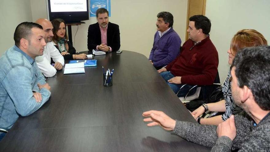 Reunión del grupo municipal del PP con el comité de empresa de Ence. // Rafa Vázquez