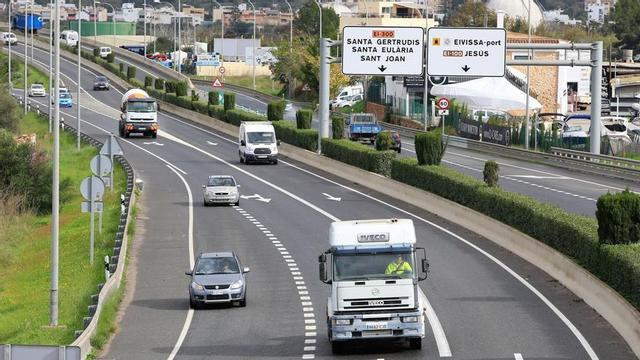 Imagen de archivo de camiones de transporte de carretera en Eivissa, un mes de noviembre.