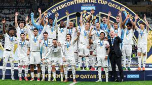 Los jugadores del Real Madrid celebran la Intercontinental ganada en Doha (Qatar).