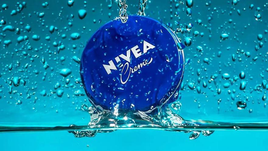 La cuchara rejuvenecedora con Nivea: quita años al rostro y mejora la circulación sanguínea