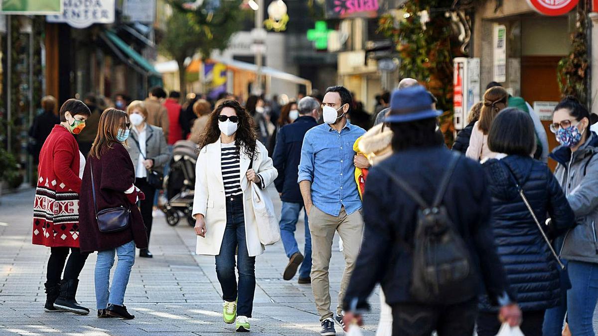 Gente paseando por Pontevedra.