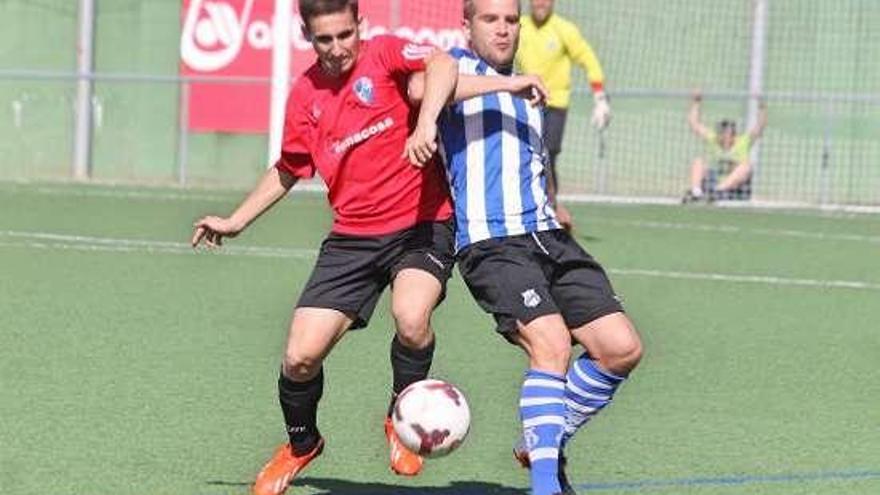 Dos jugadores disputan el balón en San Amaro. // S. Álvarez