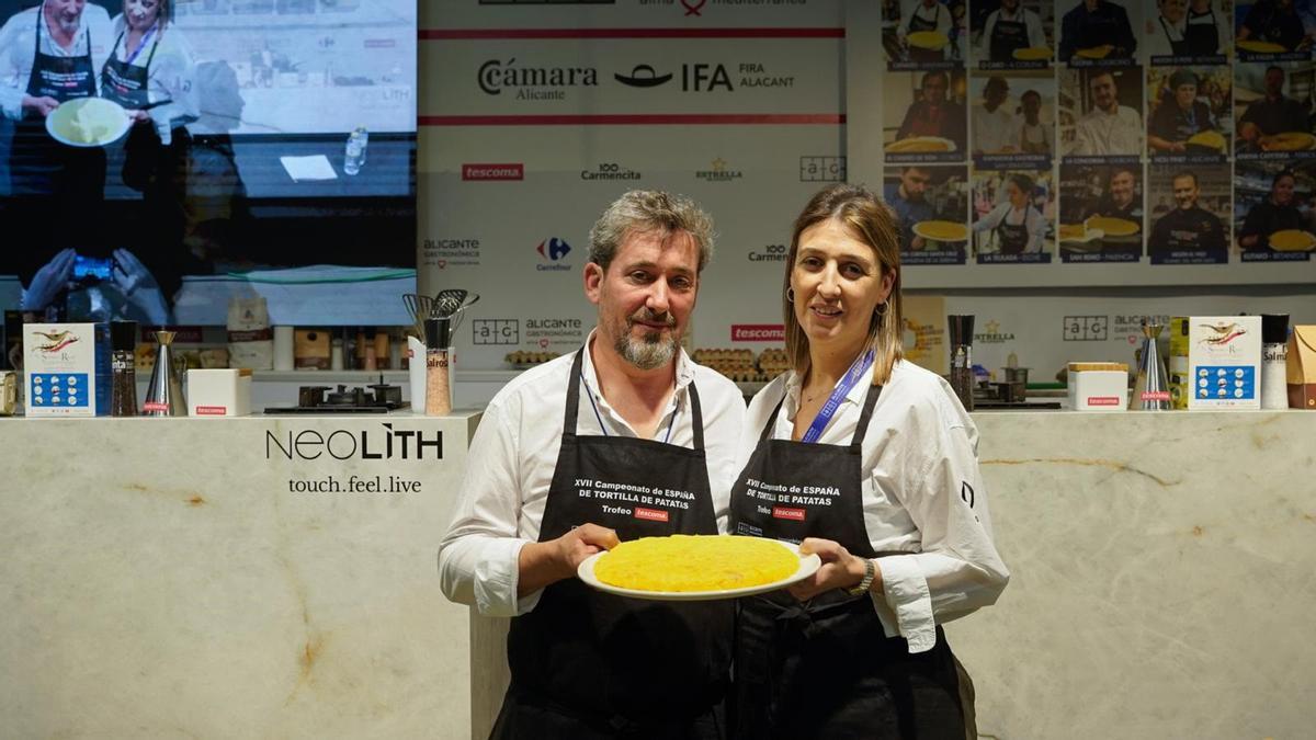 Los ganadores del XVII Campeonato de España de Tortilla de Patatas, con la pieza vencedora.