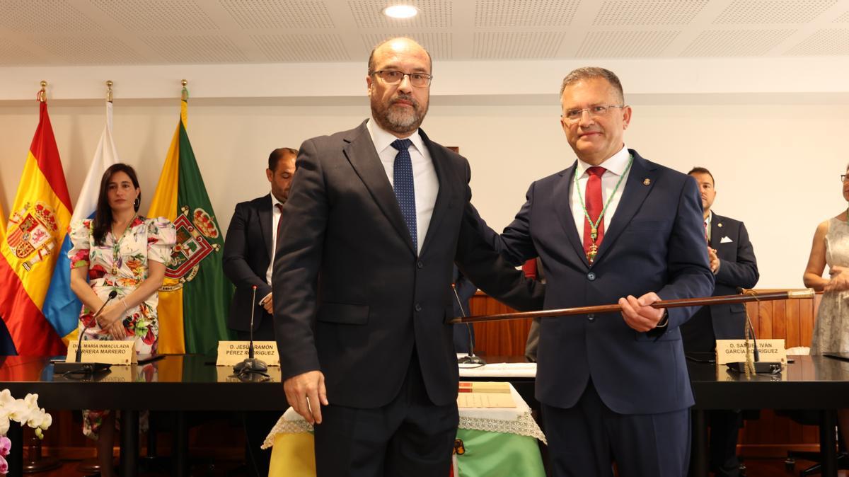 José Luis Rodríguez Quintana (d) tras recibir el bastón de manos del anterior alcalde, Dámaso Arencibia.