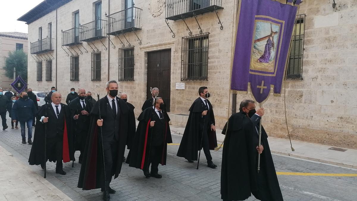 Cofrades de la hermandad en la procesión celebrada por las calles de Toro