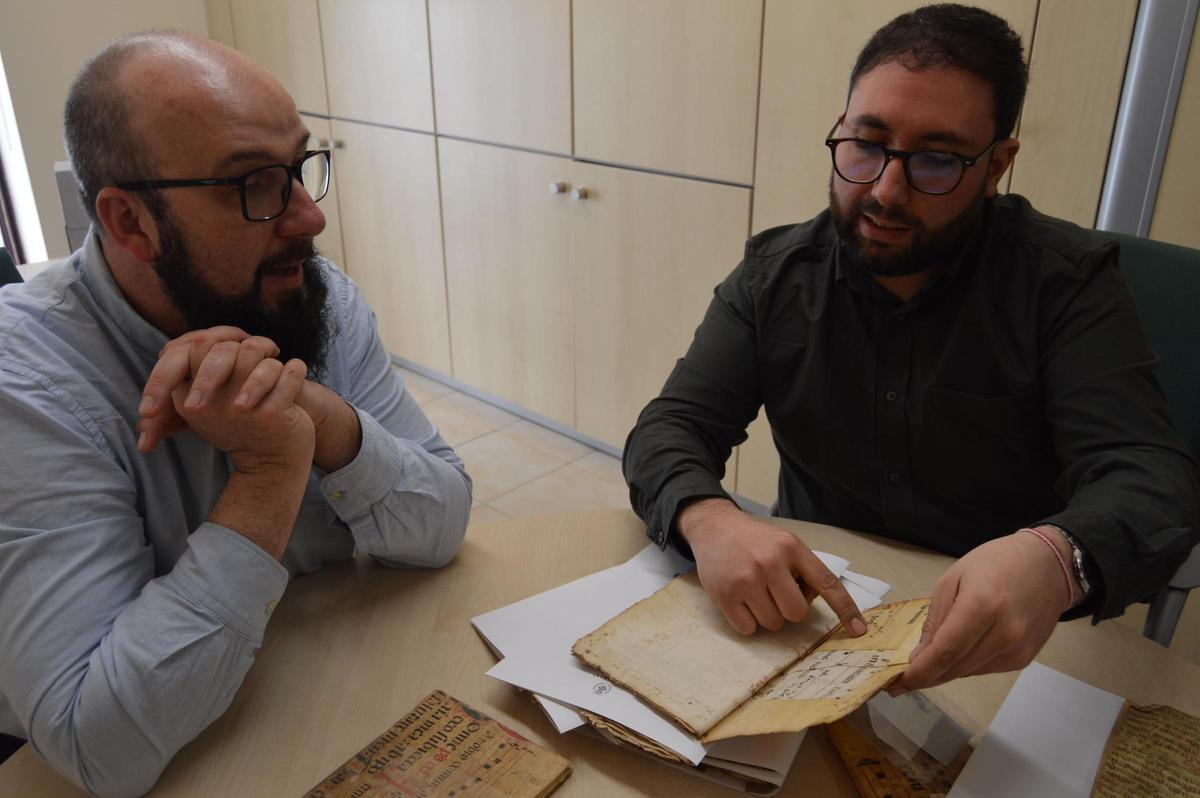 El concejal de Archivo, Santi Cortells (i) y el archivero Miguel Ramos, con los documentos descubiertos.