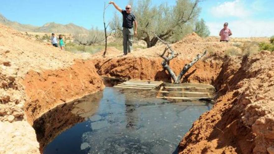 Vecinos de La Murada visitan la zona donde se han localizado los vertidos de lixiviados contaminantes.