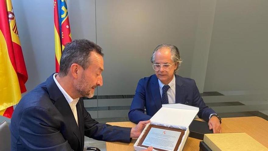 La Acequia Mayor distingue con una placa al exalcalde de Elche Carlos González