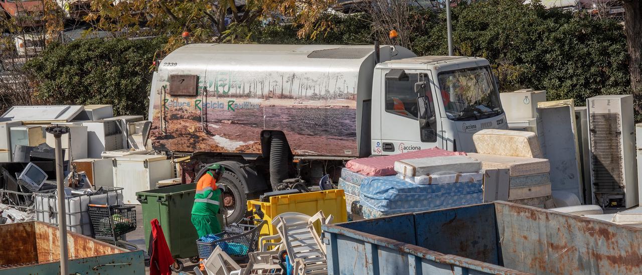 Ecoparque del Ayuntamiento de Torrevieja y camiones y operarios de la empresa de recogida de basura