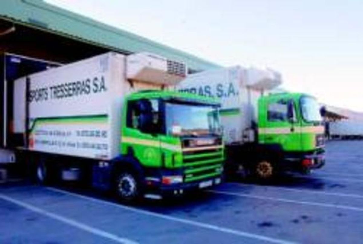 Camions a la central de Tresserras a Olot. Camions a la central de Tresserras a Olot.
