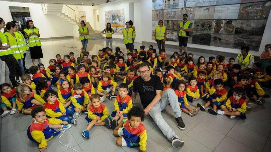 La visita de los alumnos de la Escola Infantil Municipal a la exposición de Uxío López. // Iñaki Abella