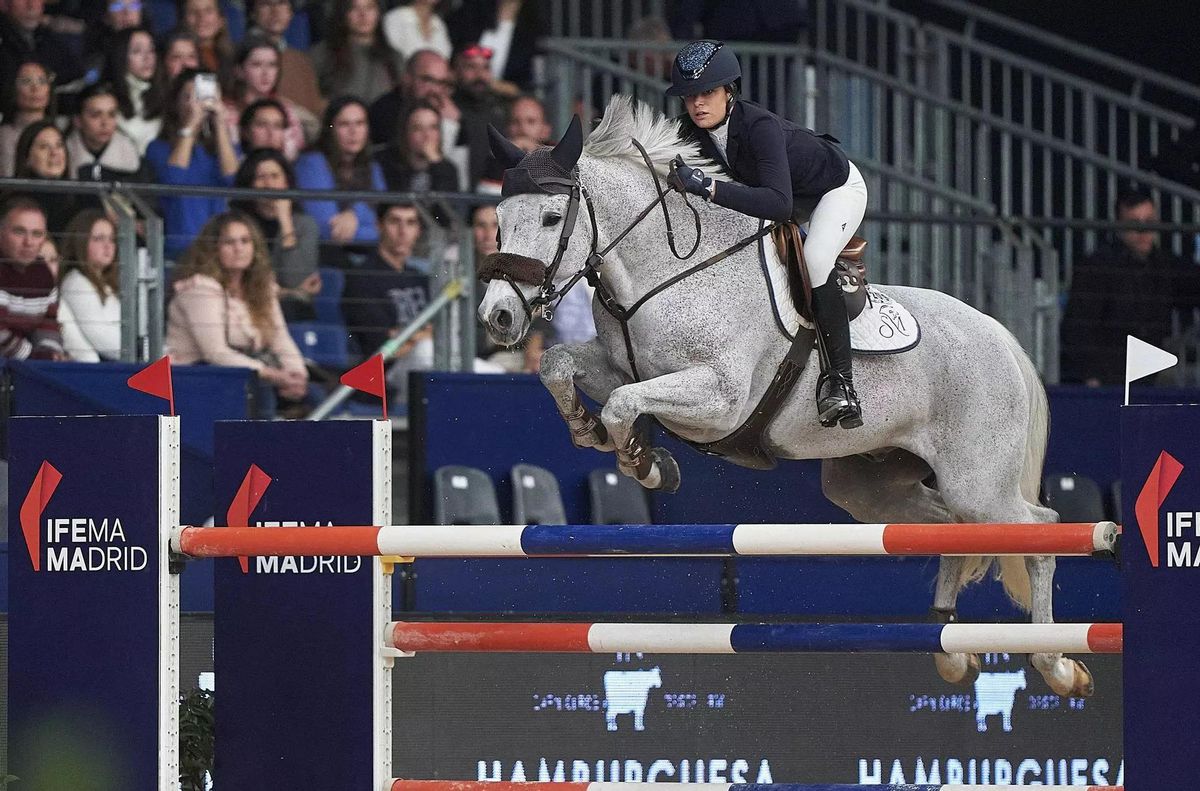 La amazona Sira Martínez, en plena competición durante la Madrid Horse Week 2023.