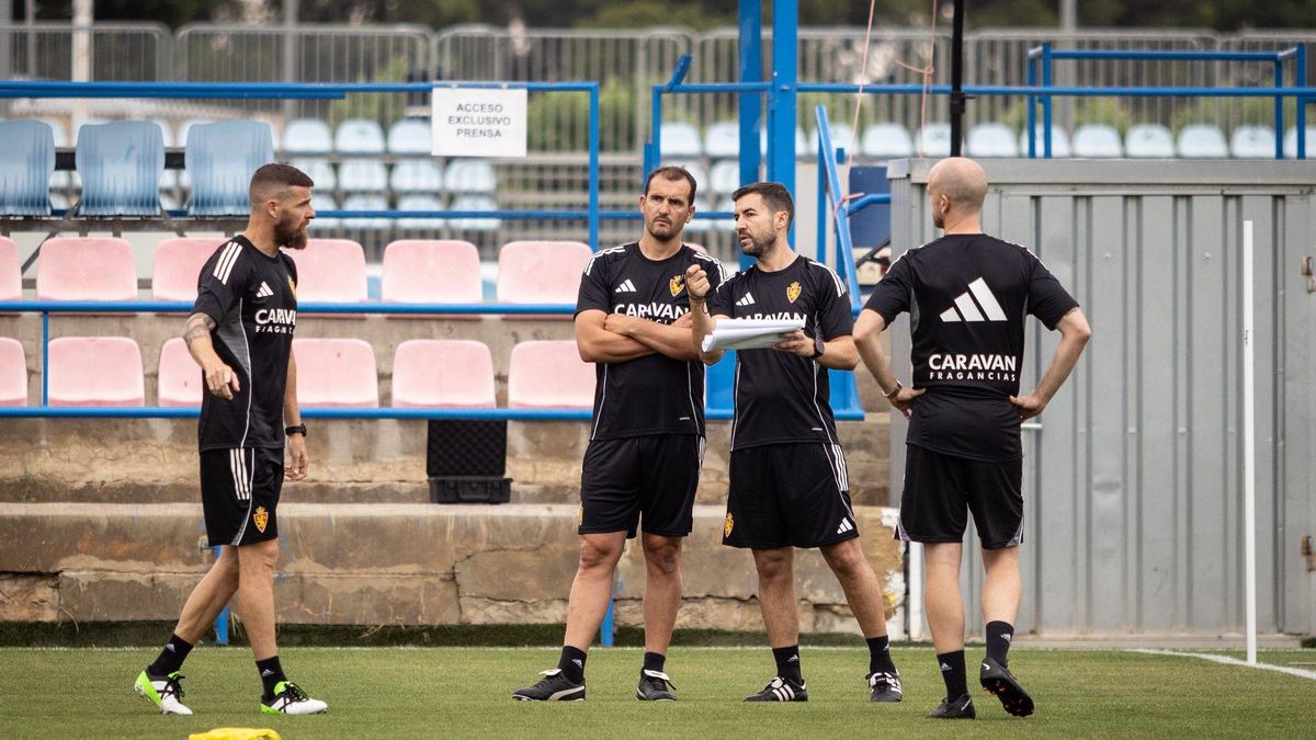 Gabi dialoga con Jesús Cabrero junto a Chus Herrero en el entrenamiento de este viernes.