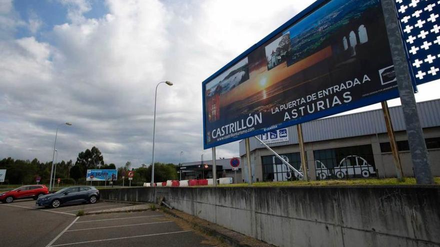 Panel informativo del Ayuntamiento de Castrillón en el aeropuerto