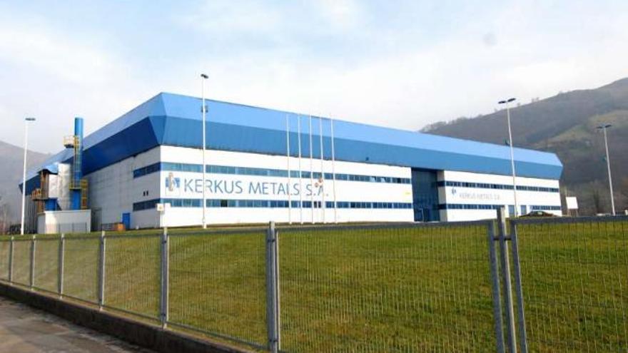 Nave de Kerkus Metals en el polígono industrial de Vega de Baíña, en Mieres (Asturias). / fernando geijo