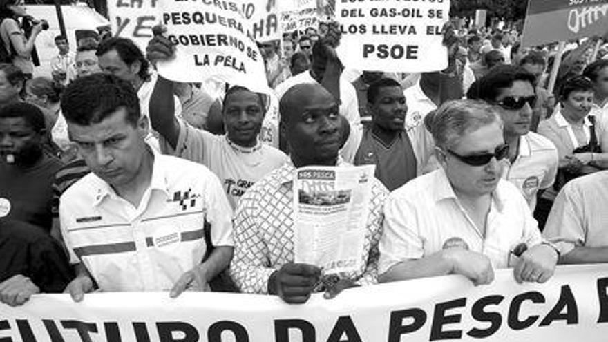 Tripulantes africanos de la flota gallega se mostraron muy activos durante la manifestación. / josé lores