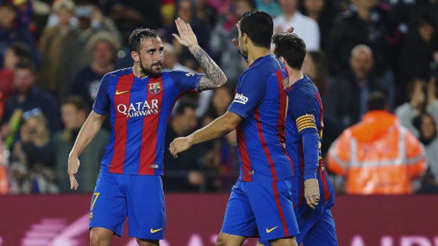 Paco felicita a Messi y Luis Suárez.