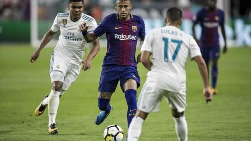 Neymar en acción ante Casimiro y Lucas Vázquez .