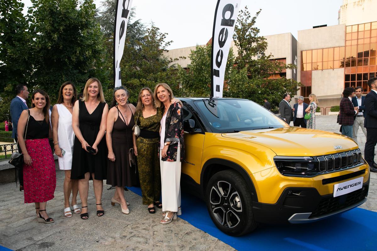 Las representantes de oficinas de turismo extranjeras en España, posando con un coche Jeep.