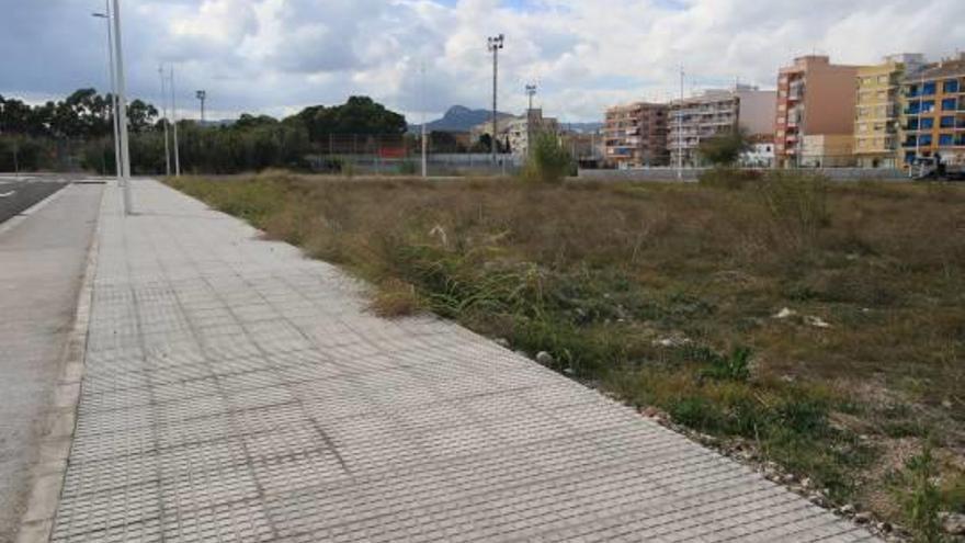 Una empresa ofrece construir una residencia en un solar público del Grau