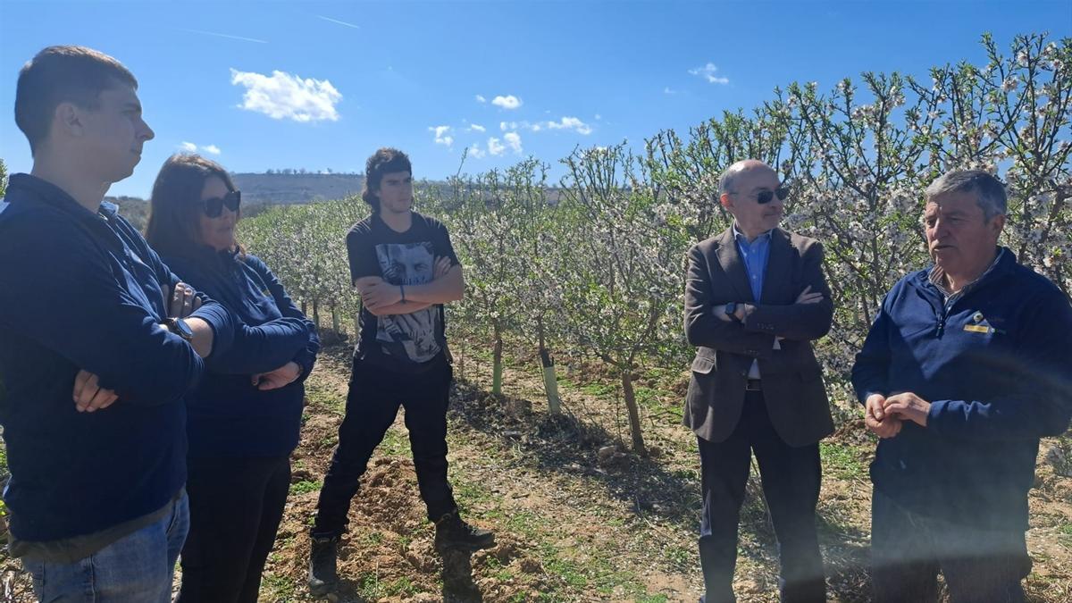 El delegado del Gobierno en Aragón, Fernando Beltrán,en la finca de Ainzón Aljemi, donde se desarrolla el Erasmus rural.