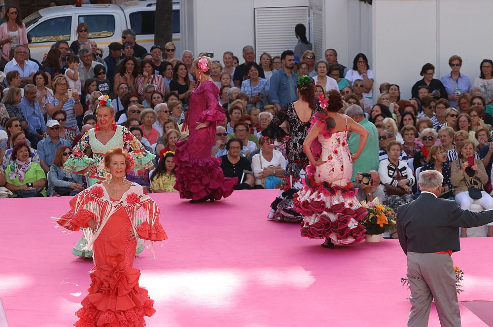 La Pasarela de Moda de la Semana del Mayor ha tenido como protagonistas a 132 modelos de entre 55 y 80 años, que han desfilado en la plaza de La Constitución.