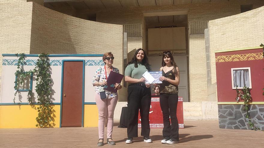 Iris y Carla con el premio y el diploma, en el Teatre Romà de Sagunt.