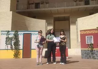 Iris y Carla, del IES Jaume I de Ontinyent, reciben el galardón del concurso Compitàlia en Sagunt