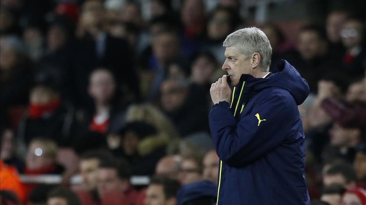 Wenger arremetió contra el árbitro griego en la sala de prensa