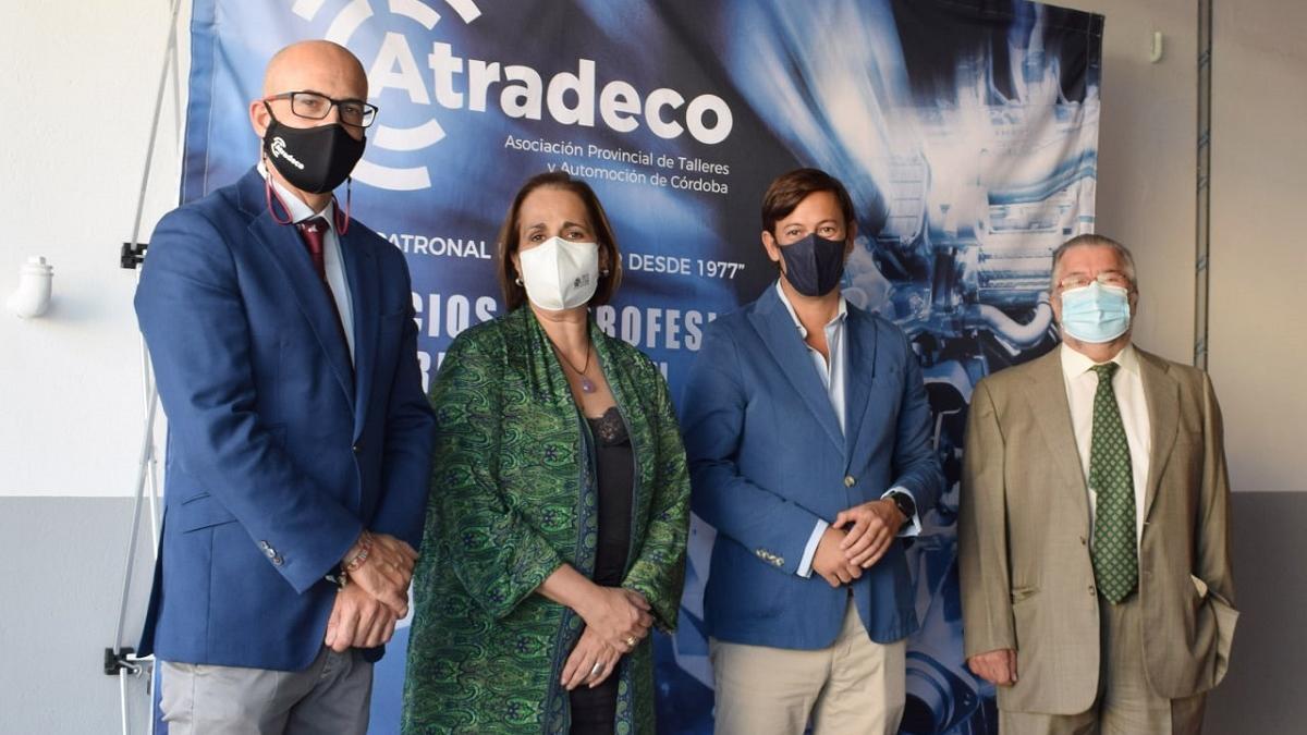 Responsables de Atradeco junto a la delegada de Reactivación Económica del Ayuntamiento de Córdoba y presidenta del Imdeec, Blanca Torrent.