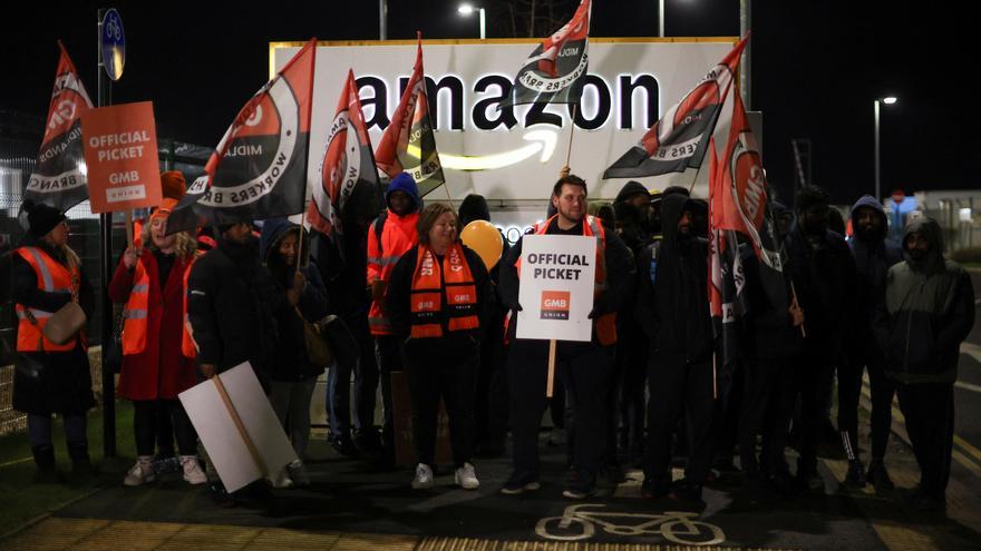 Miles de empleados de Amazon en todo el mundo protestan y van a la huelga durante el Black Friday