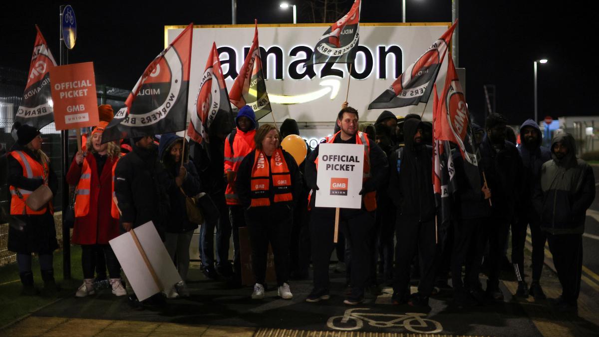 Empleados del centro de Amazon en Coventry, Reino Unido, protestan en defensa de sus derechos laborales.