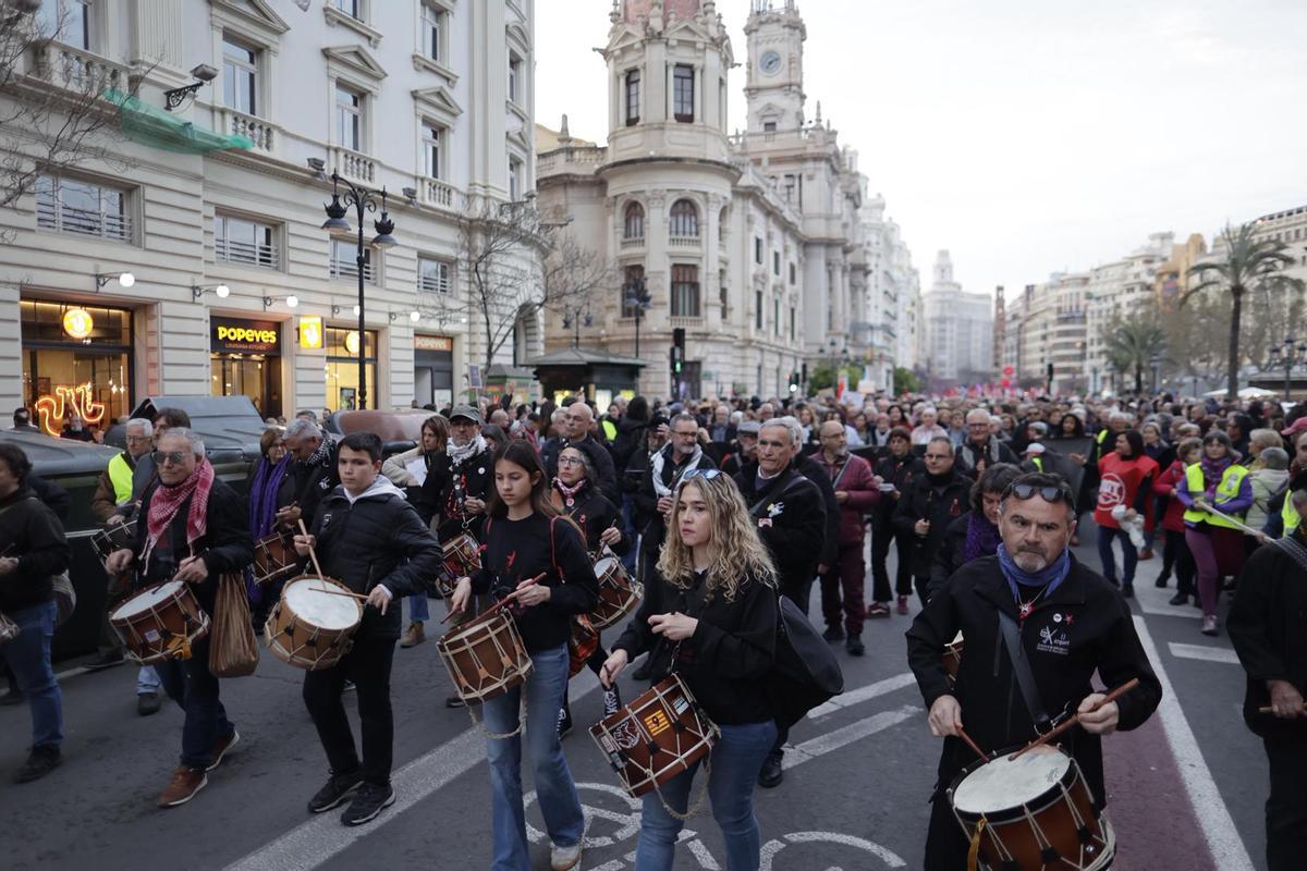 Manifestantes recorren las calles de València en la protesta del 'No a la guerra'