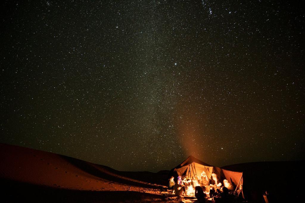 Junto al fuego, el inmenso cielo que agita las noches del Sáhara.