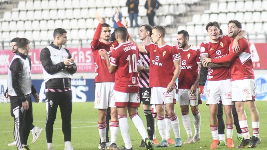 Los jugadores del Real Murcia celebran su victoria frente al Sabadell al final del partido. | ISRAEL SÁNCHEZ