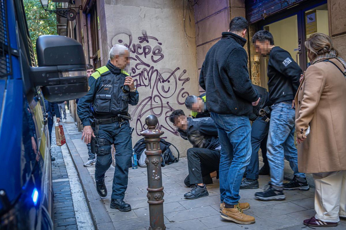 Imagen de la detención de los agentes de la Guardia Urbana en Ciutat Vella