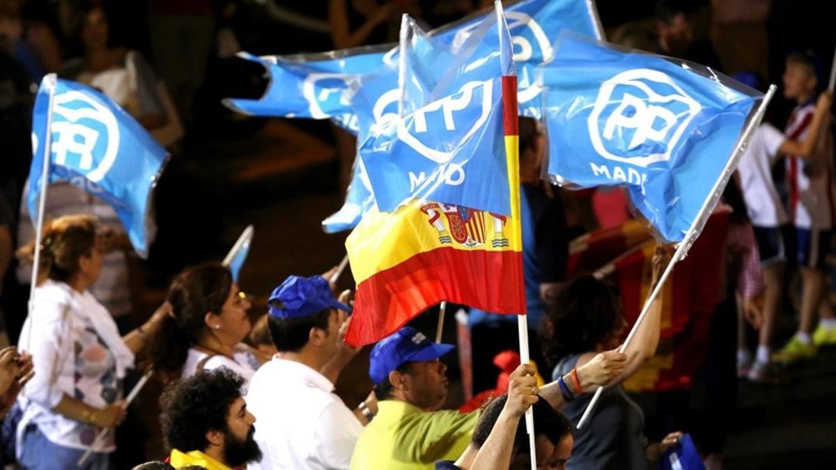 La milintancia y votantes del PP se reunieron en la noche del domingo en la madrileña calle Génova para celebrar la victoria