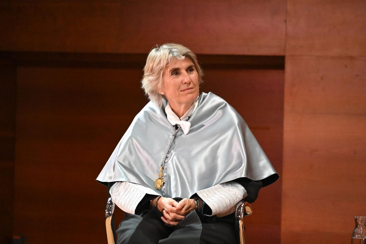 La periodista Paloma del Río escucha a la madrina antes de ser investida como Doctora Honoris Causa