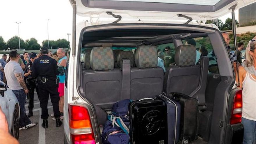 Vor allem am Flughafen kommt es regelmäßig zum Streit zwischen Fahrern mit und ohne Lizenz.