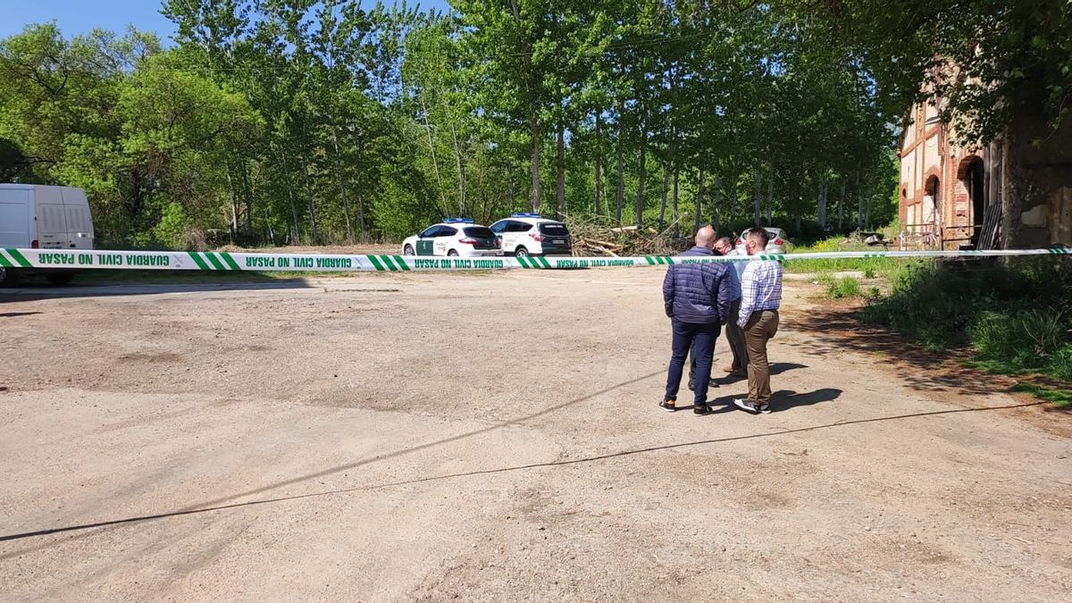 Lugar donde ha aparecido el cadáver. El alcalde de Benavente, en la zona.