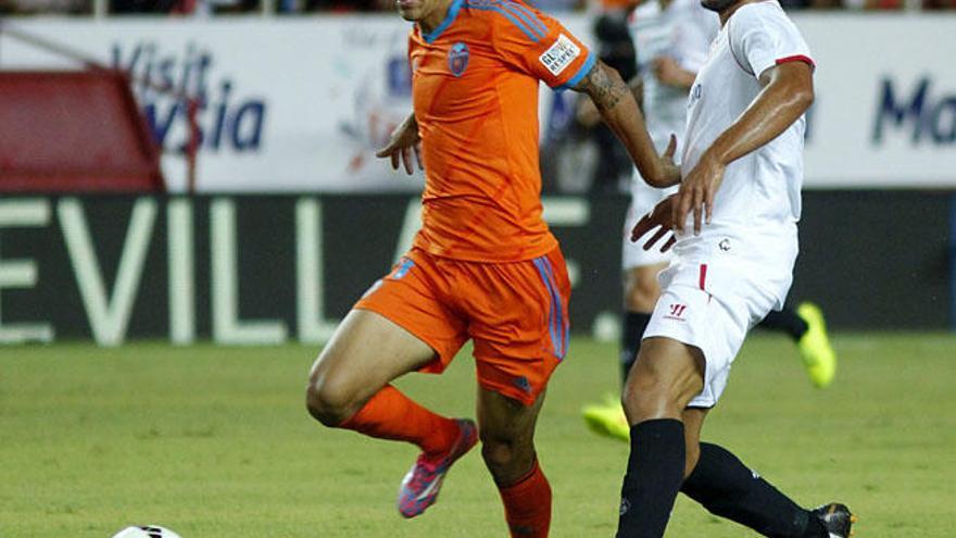 Rodrigo, en una acción del encuentro ante el Sevilla.