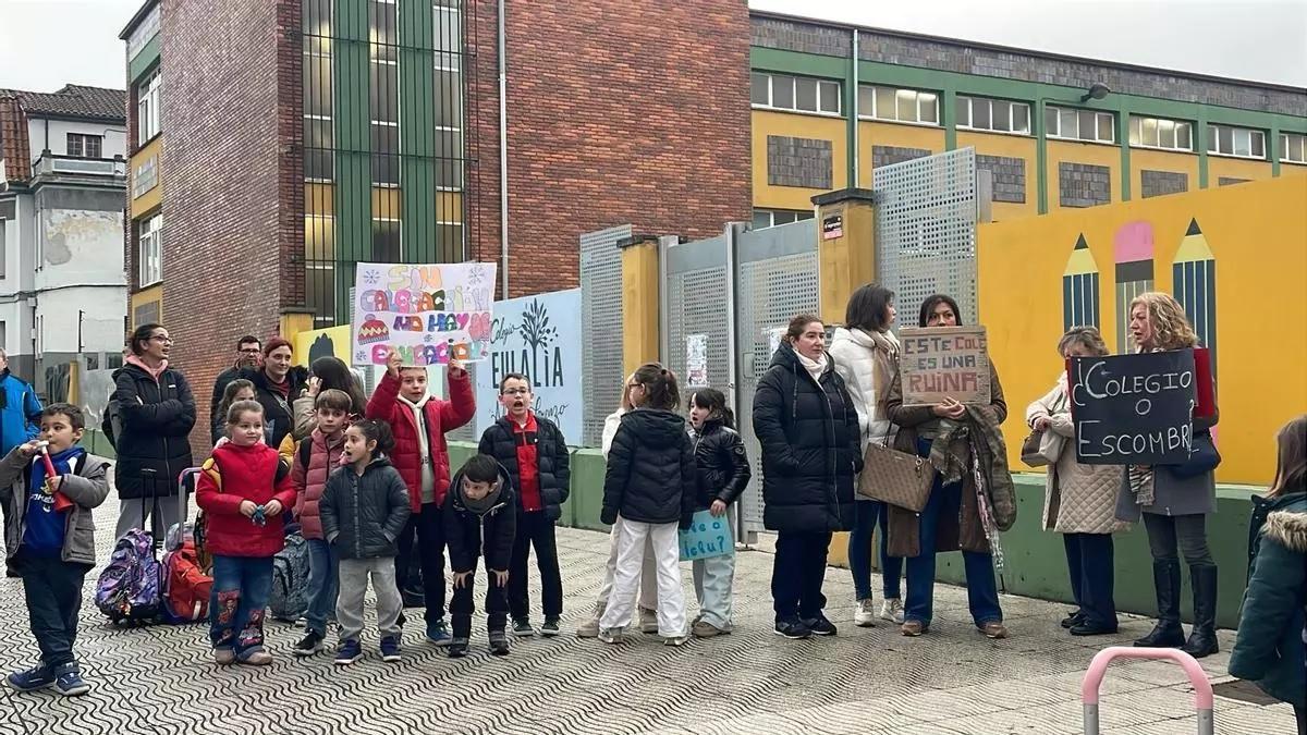 Protesta en el colegio Eulalia Álvarez de La Felguera, esta semana.