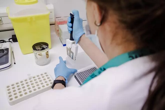 El otoño trae un nuevo repunte de casos de covid en Asturias aunque los ingresos hospitalarios siguen bajos