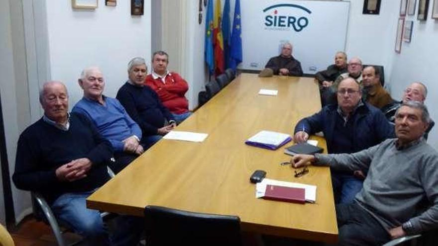 Los vecinos siguen la sesión desde una sala contigua al salón de plenos del Ayuntamiento en Pola de Siero.