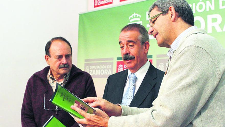 Juan Manuel Rodríguez explica el libro a José Luis Bermúdez y a Luis González.