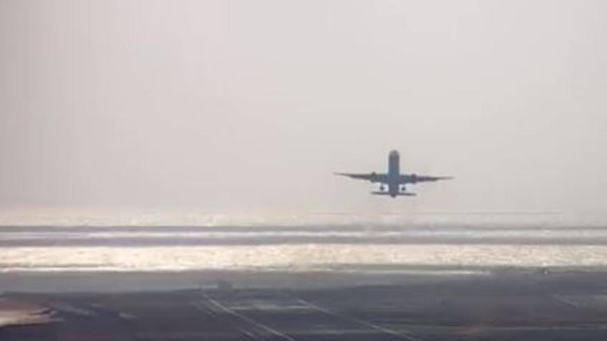 Un ocell entra a la turbina d&#039;un avió i causa un aterratge d’emergència a Fuerteventura