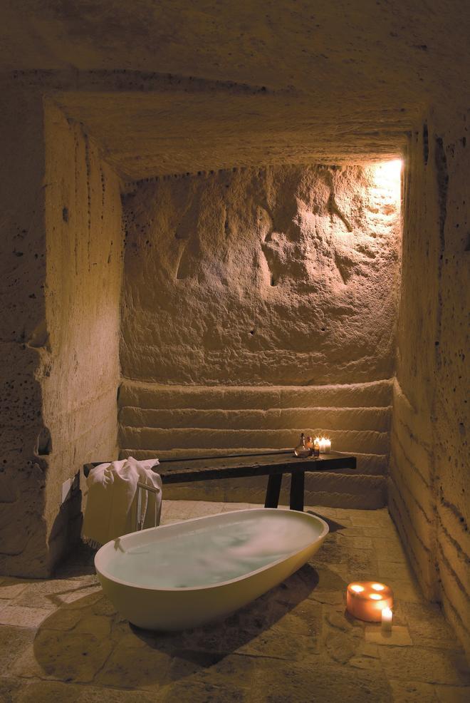 Bañera de piedra en una de las suites de Le Grotte Della Civita.