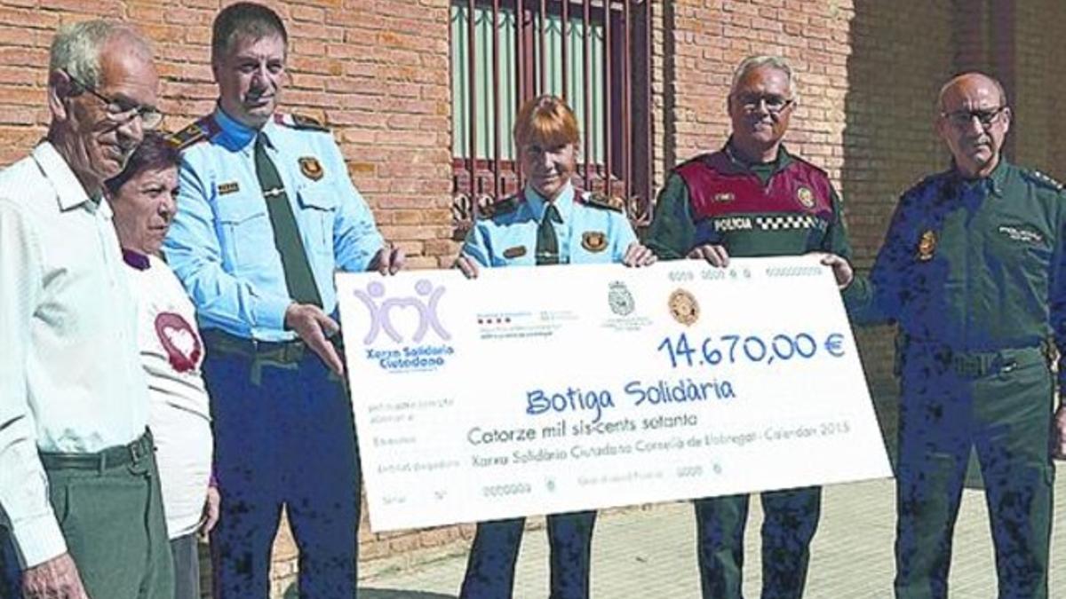 ACTO OFICIAL. Momento de la entrega del cheque solidario, el pasado 14 de abril.