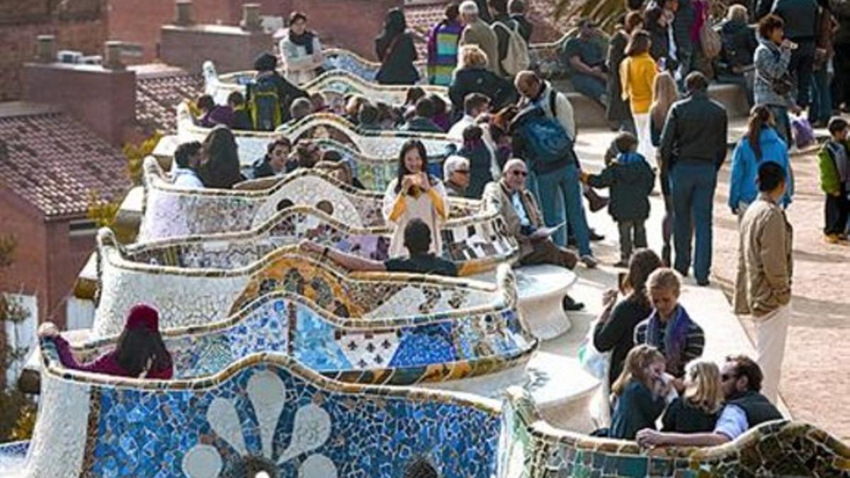 Los bancos multicolores de la zona monumental del parque Güell.